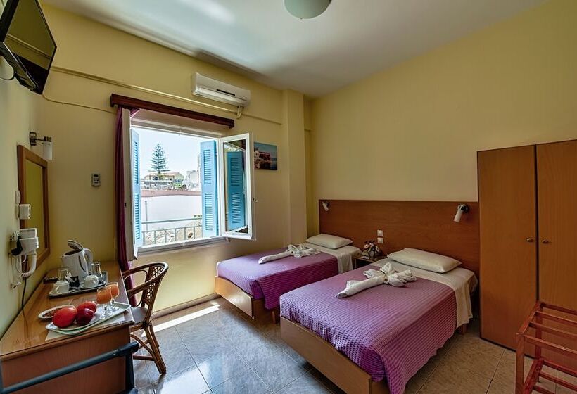 이코노미 룸, Lucia