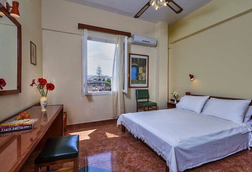 이코노미 룸, Lucia