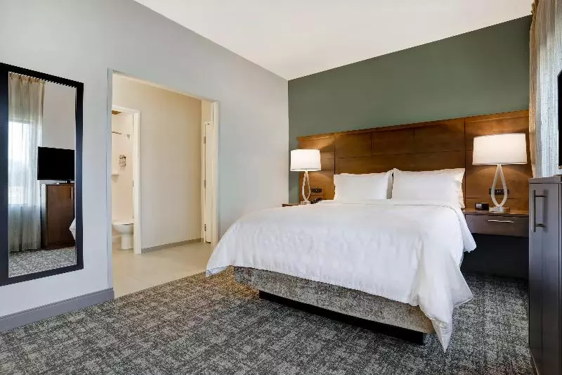キングサイドベッドのスタンダードワンルーム, Staybridge Suites   Overland Park   Kansas City S, An Ihg