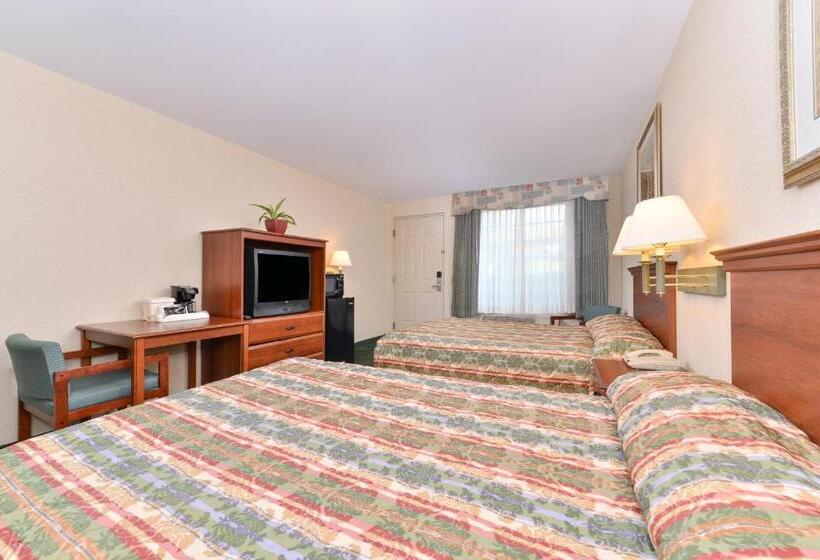 Номер Стандарт 2 Двуспальные Кровати, Tower Inn And Suites Of Guilford / Madison