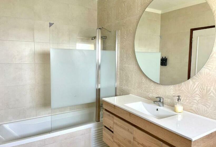 غرفة قياسية مطلّة علي البحر مزوَّدة بشُرفة, Colina Do Elétrico