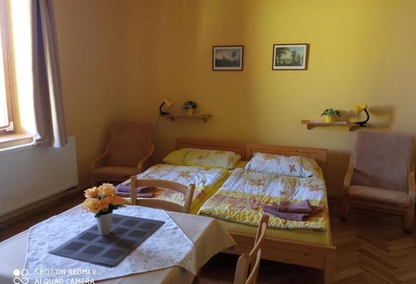 חדר סטנדרט לשלושה עם מרפסת, Penzion U Báby