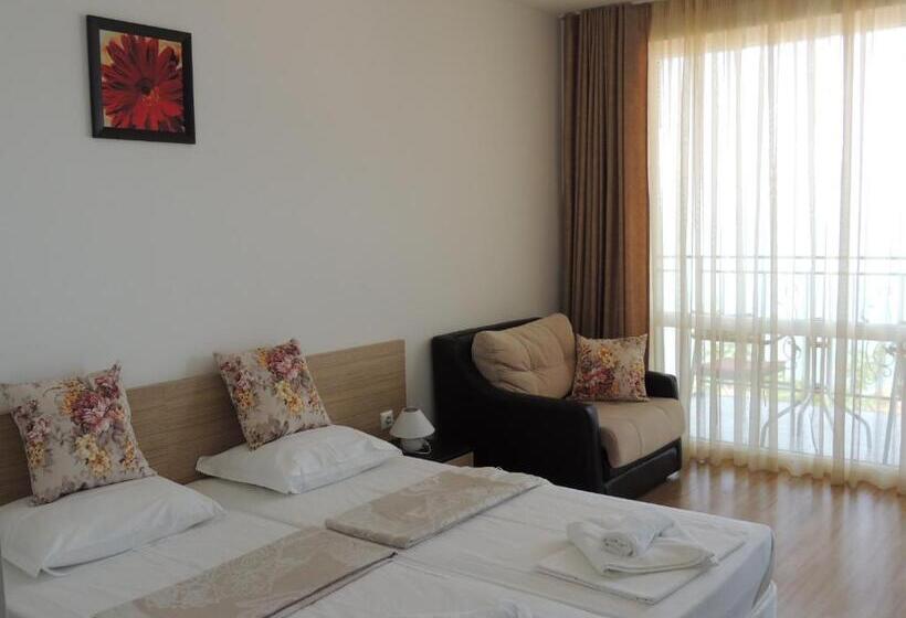 غرفة قياسية مطلّة علي البحر مزوَّدة بشُرفة, Villa Lazuren Bryag