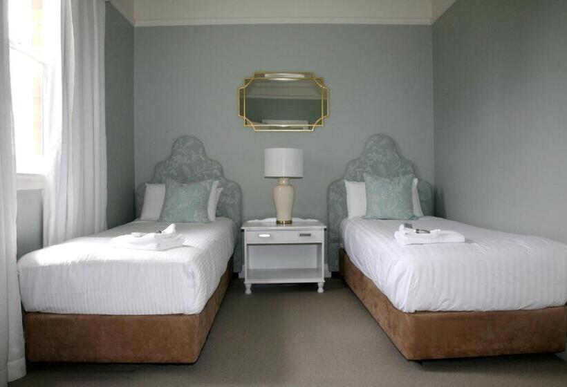 اتاق لوکس خانوادگی, Duntryleague