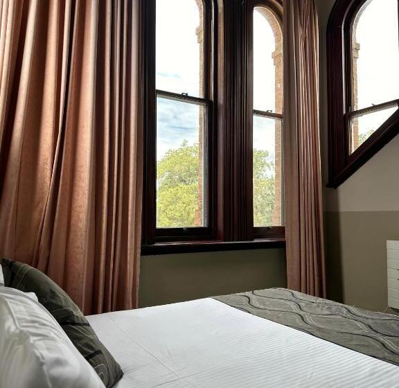 اتاق استاندارد سه نفره, Duntryleague