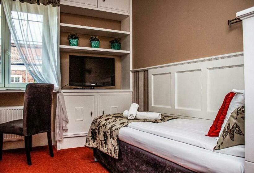 Standard Yhden Hengen Huone, American House Hennela