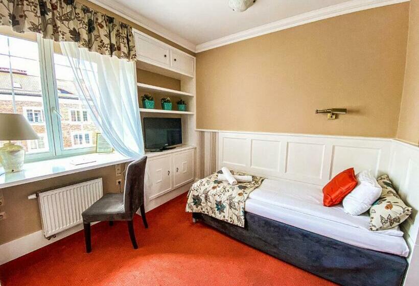 Standard Yhden Hengen Huone, American House Hennela