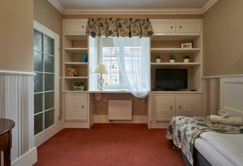 Standard Yhden Hengen Huone, American House Hennela