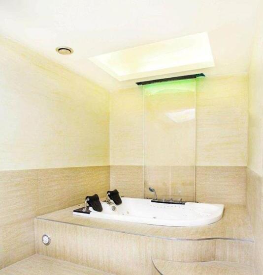 标准间带漩涡浴缸, Arsenał