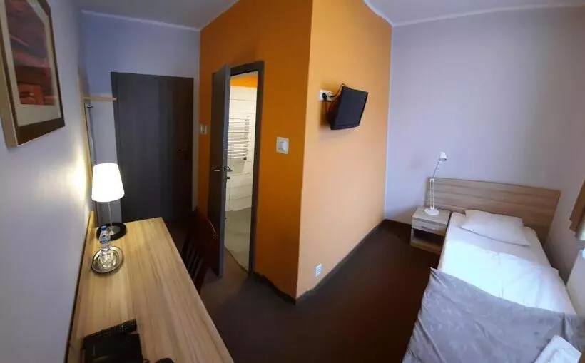 Basic Yhden Hengen Huone, Arsenał