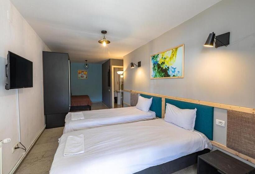 غرفة قياسية ثلاثية, Ezio House