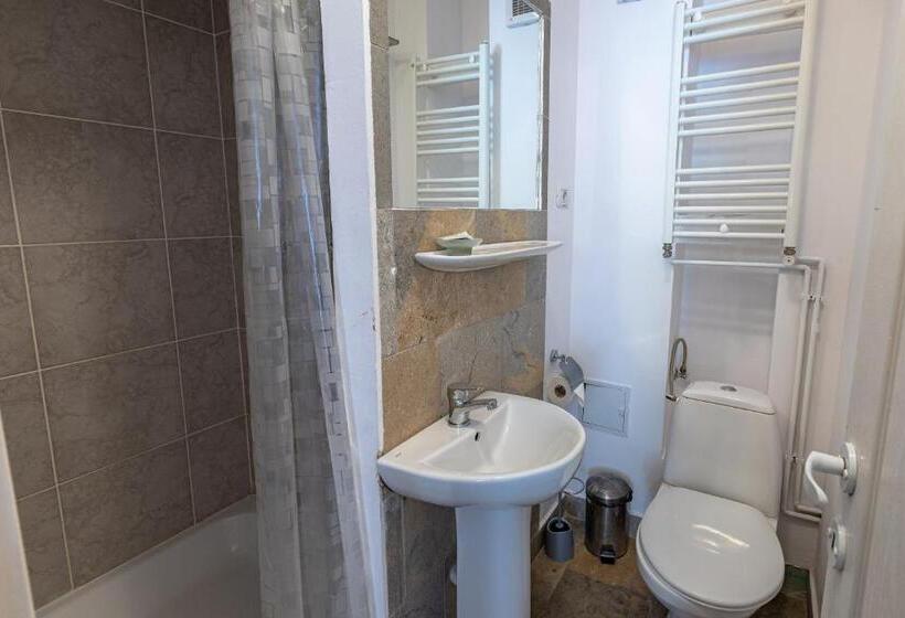 غرفة قياسية ثلاثية, Ezio House