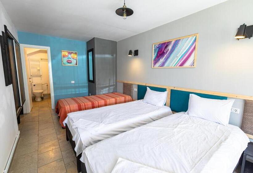 غرفة قياسية ثلاثية, Ezio House