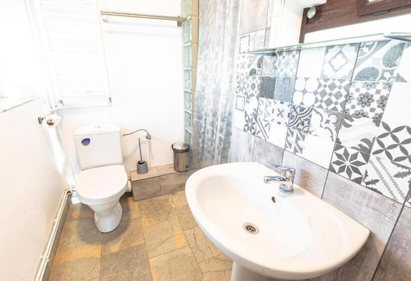 غرفة قياسية ثلاثية, Ezio House