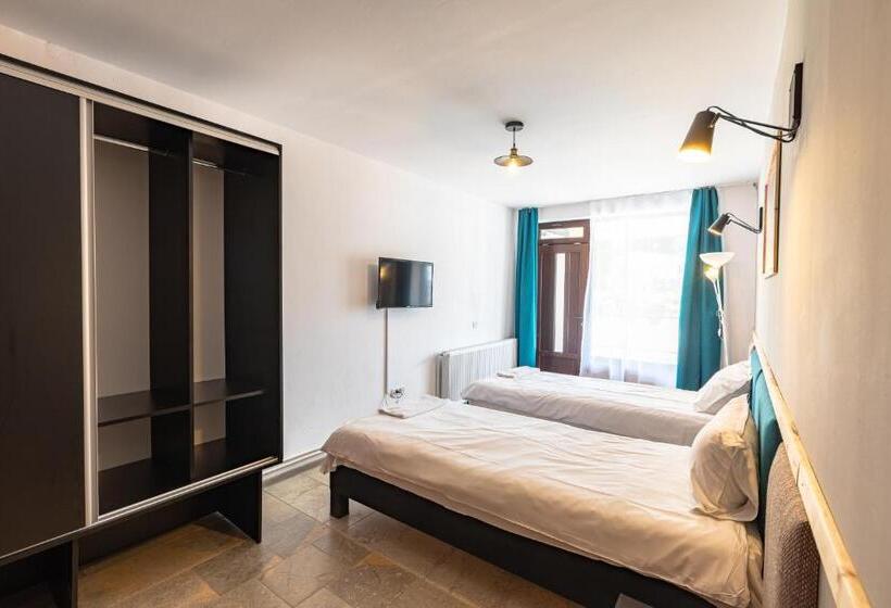 غرفة قياسية ثلاثية, Ezio House