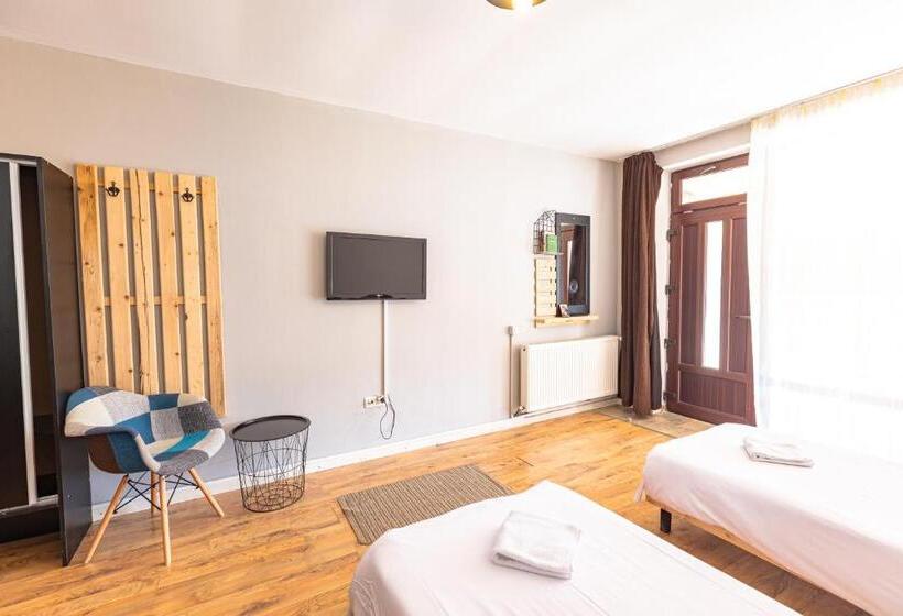 غرفة قياسية ثلاثية, Ezio House