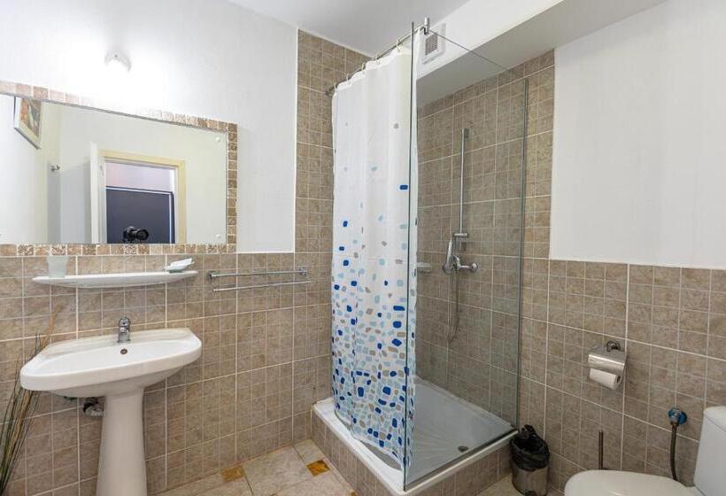 غرفة قياسية ثلاثية, Ezio House