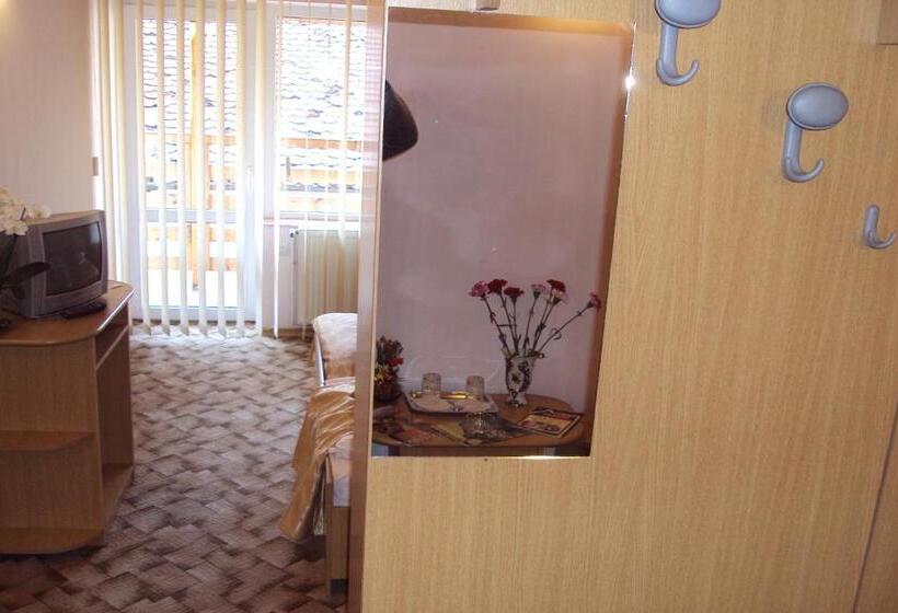 اتاق استاندارد سه تخته با بالکن, Pensiunea Warthe