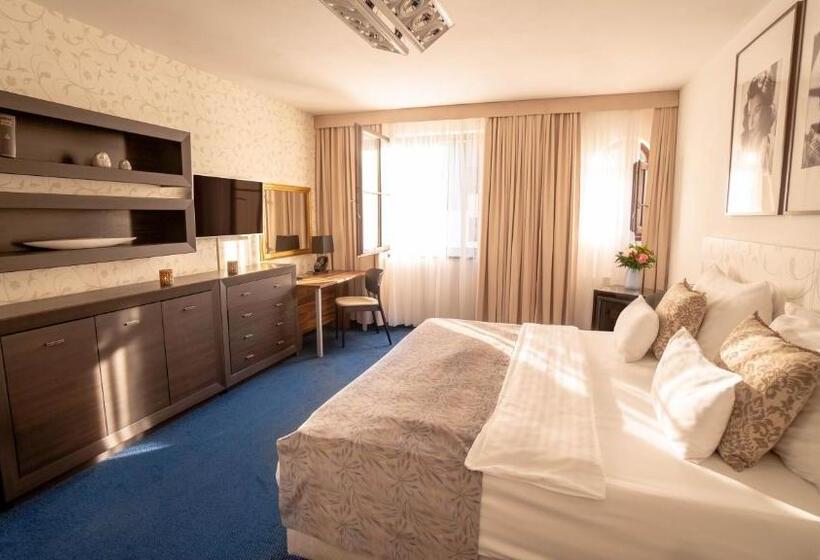 חדר סופריור, Savoy