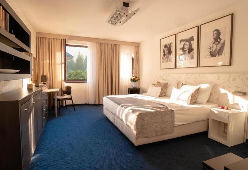 חדר סופריור, Savoy