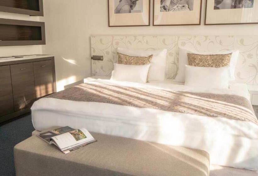 חדר דלוקס, Savoy