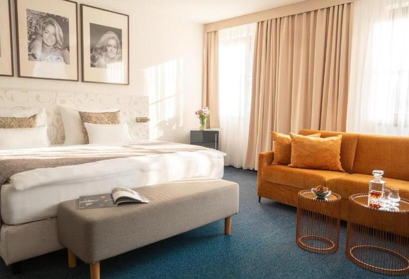 חדר דלוקס, Savoy