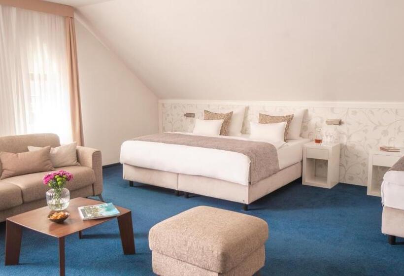 סוויטת ג'וניור, Savoy