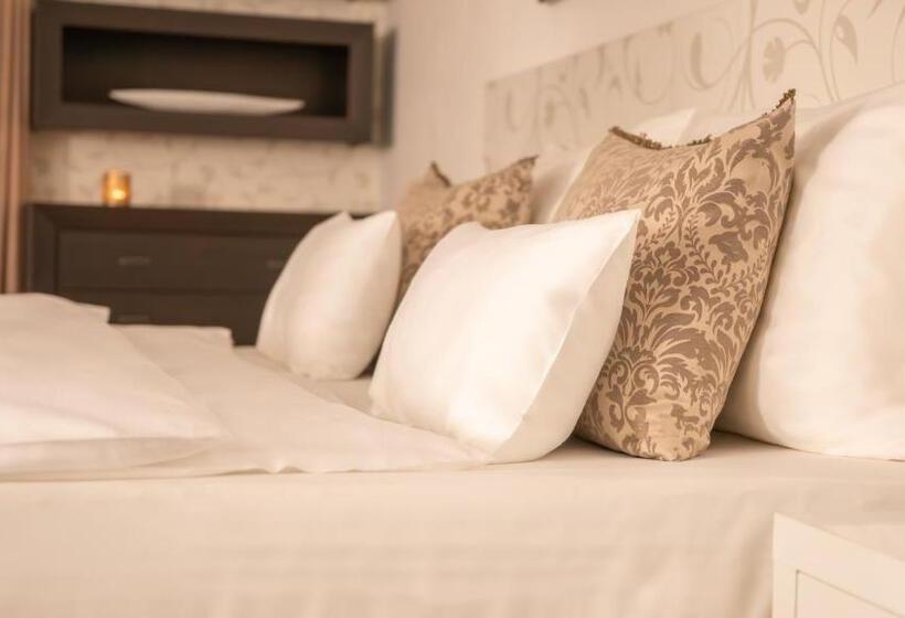 סוויטת ג'וניור, Savoy