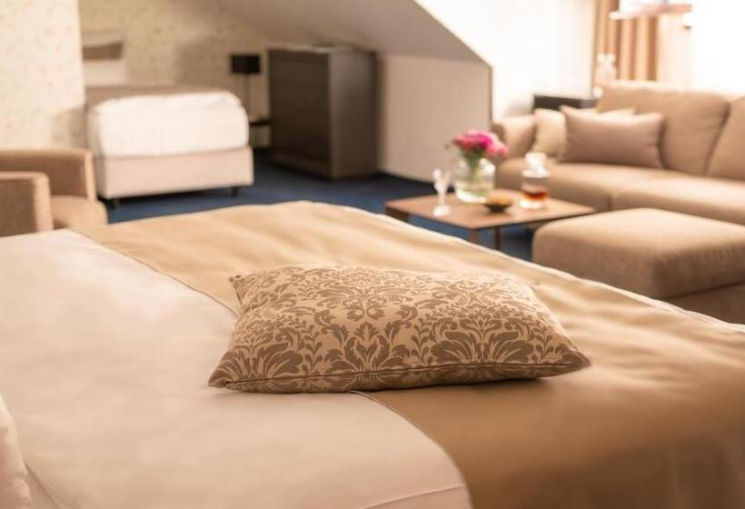 סוויטת ג'וניור, Savoy