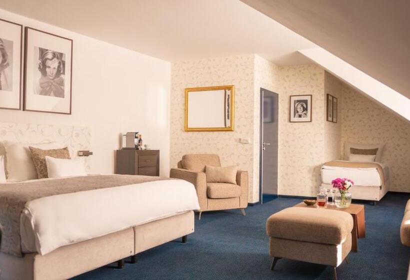 סוויטת ג'וניור, Savoy