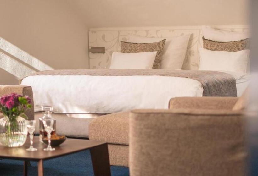 סוויטת ג'וניור, Savoy