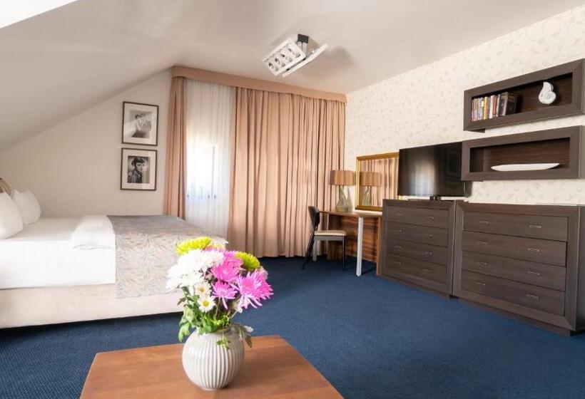 סוויטה משפחתית, Savoy