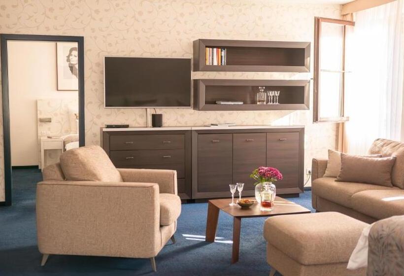 סוויטה נוף להרים, Savoy