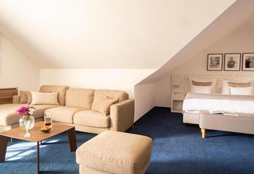 סוויטה עם מרפסת, Savoy