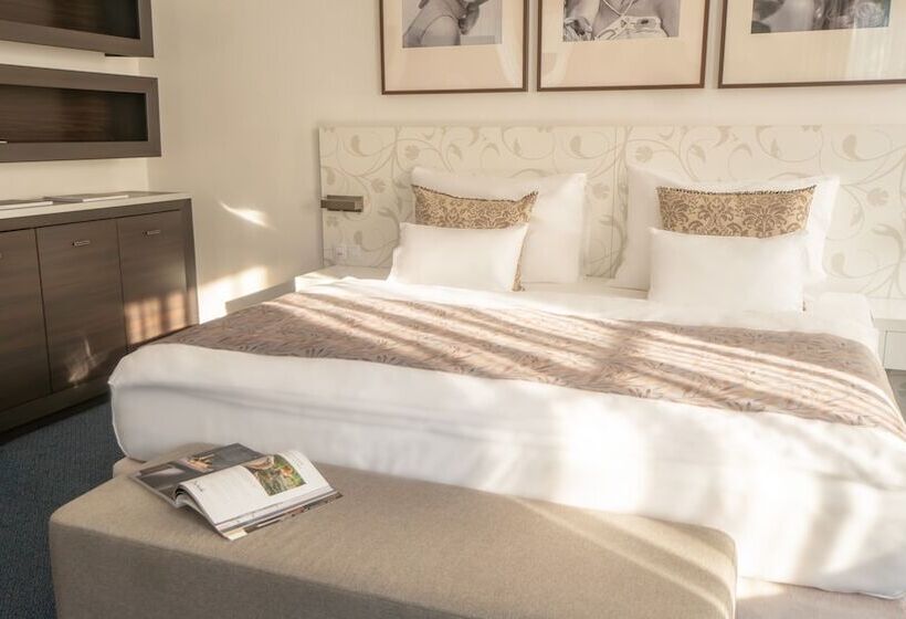 חדר דלוקס, Savoy