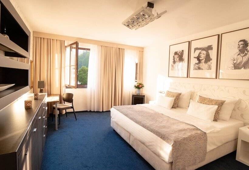 חדר סופריור, Savoy