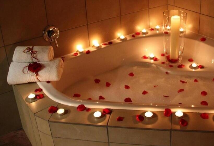 套房带泳池景, Orange Ville Lodge & Guesthouse