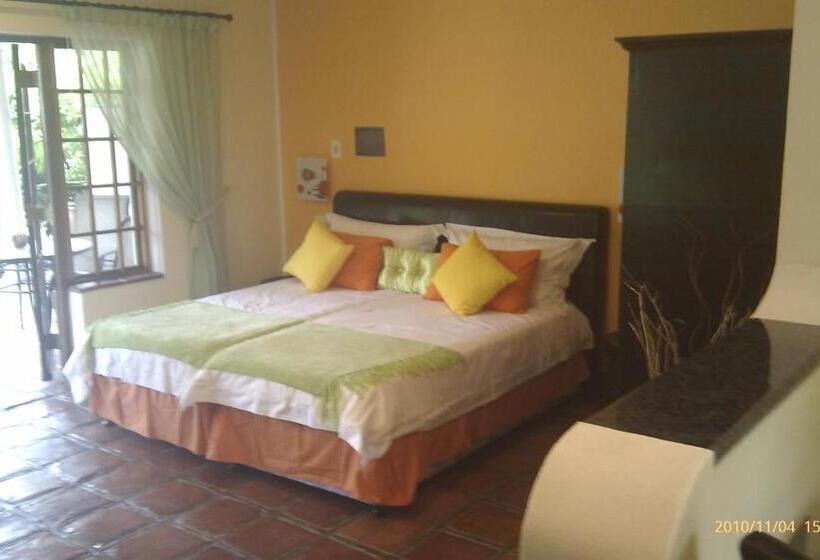 带泳池观景的豪华房, Orange Ville Lodge & Guesthouse