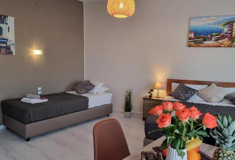 اتاق استاندارد سه تخته با بالکن, Secret Garden