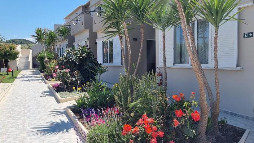 اتاق استاندارد با چشمانداز استخر, Secret Garden