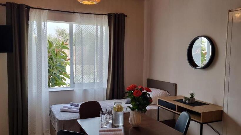 اتاق استاندارد سه تخته با چشمانداز باغ, Secret Garden