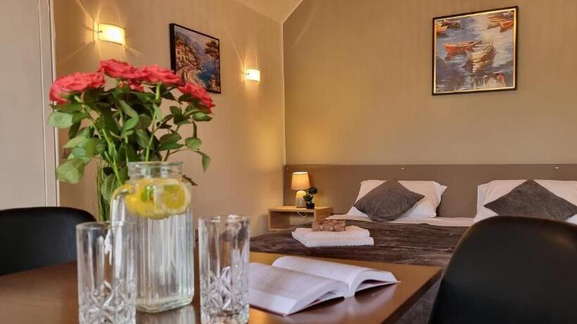 اتاق استاندارد سه تخته با چشمانداز باغ, Secret Garden