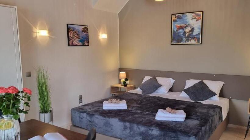 اتاق استاندارد سه تخته با چشمانداز باغ, Secret Garden