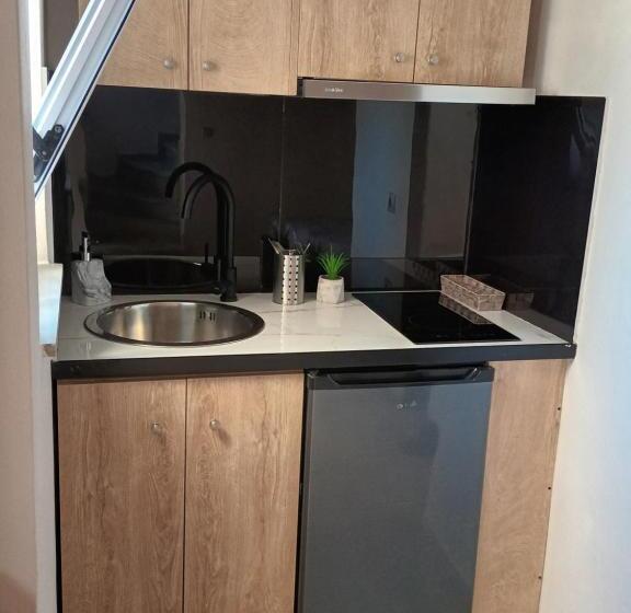 اتاق استاندارد سه تخته با چشمانداز باغ, Secret Garden