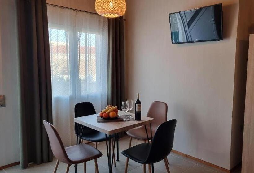 اتاق استاندارد سه تخته با چشمانداز باغ, Secret Garden