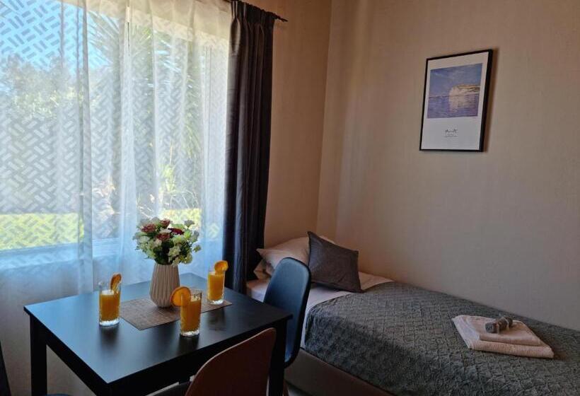 اتاق استاندارد سه تخته با چشمانداز باغ, Secret Garden