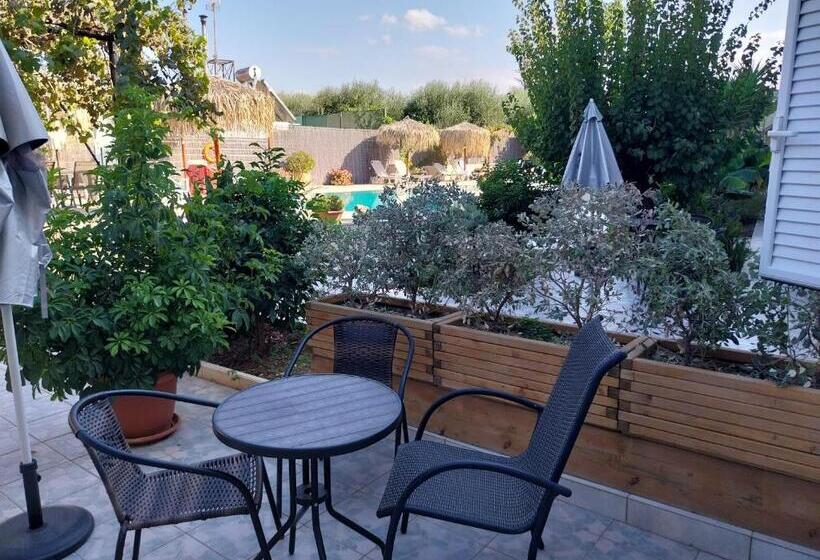 اتاق راحتی سه تخته, Secret Garden