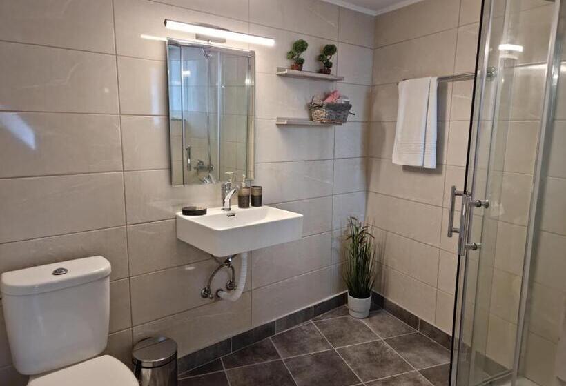 اتاق راحتی سه تخته, Secret Garden