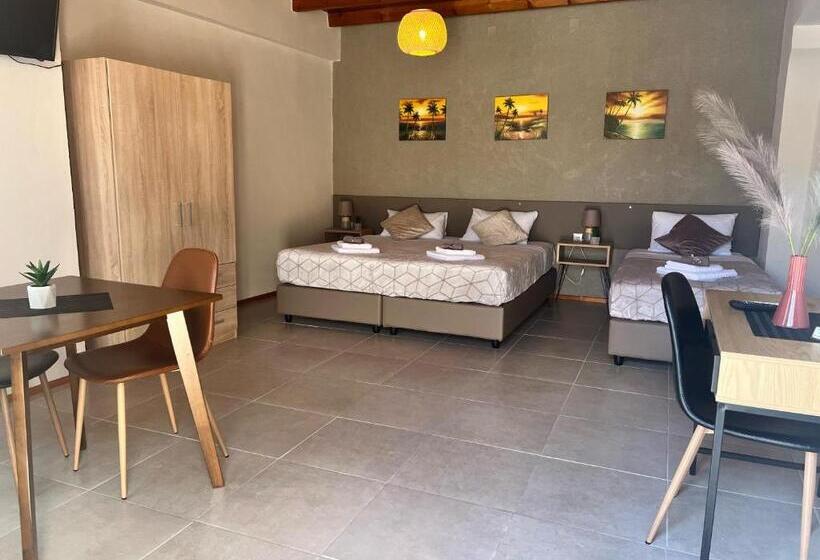 اتاق راحتی سه تخته, Secret Garden