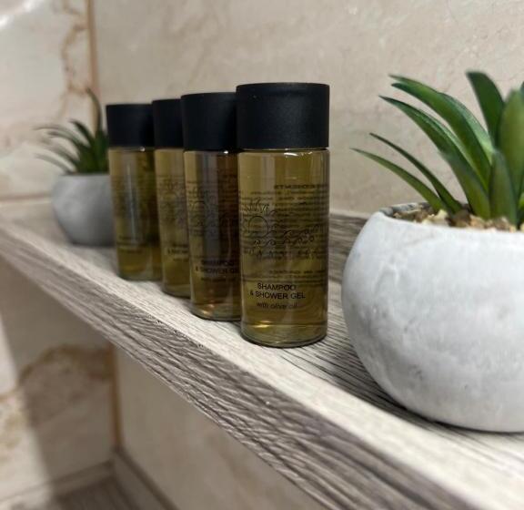 اتاق راحتی سه تخته, Secret Garden